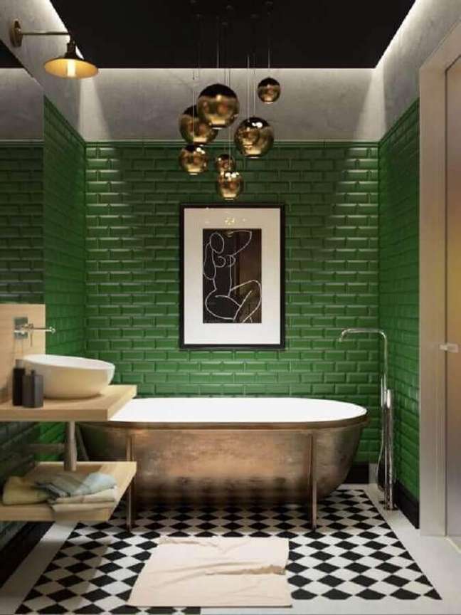 62. Revestimento verde para banheiro decorado com piso preto e branco e banheira de imersão – Foto: Home Fashion Trend