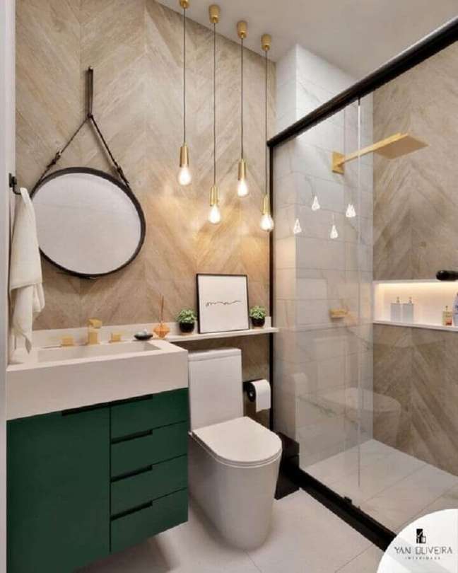 44. Decoração moderna para banheiro verde e bege com luminária pendente e espelho redondo – Foto: Yan Oliveira