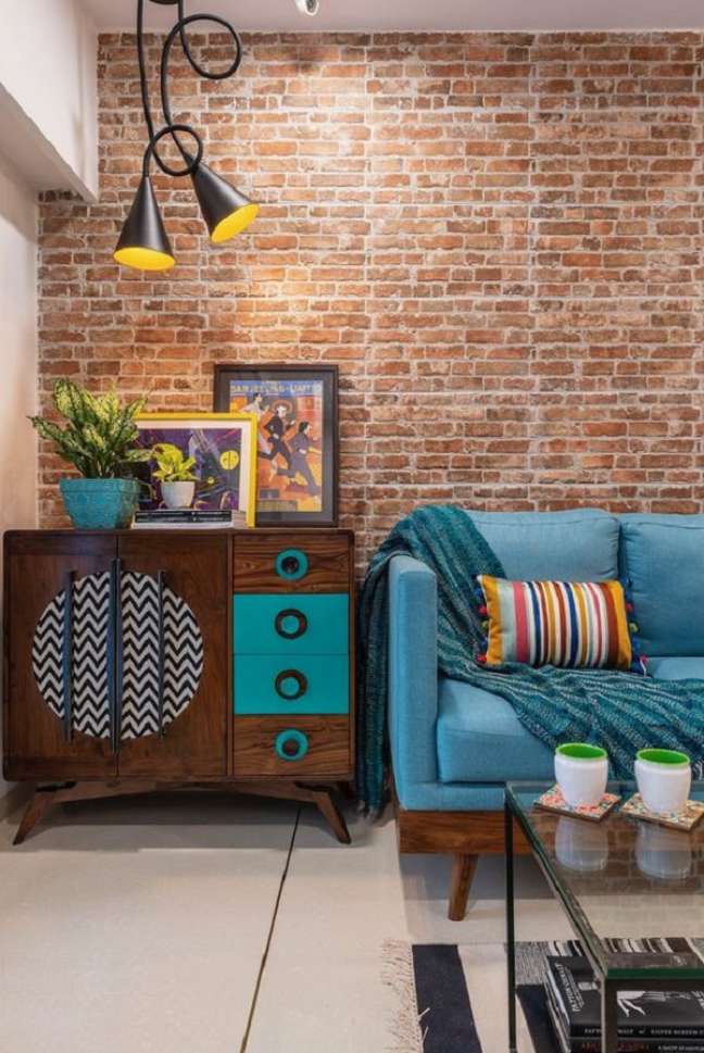 37. Papel de parede rústico na sala de estar com luminária retro e sofá azul – Foto Dress Your Home