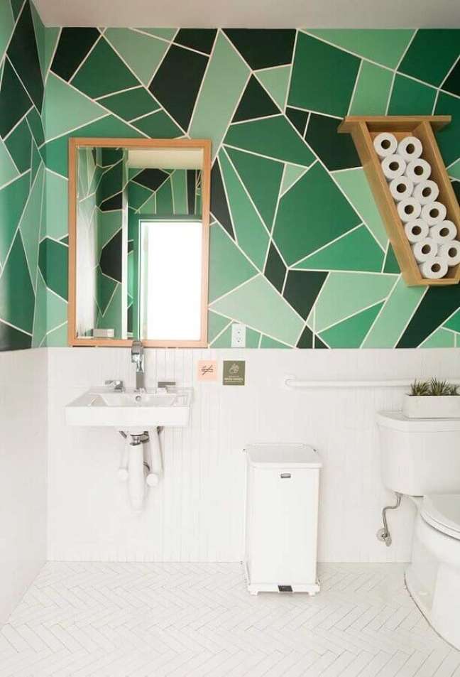 8. Decoração clean com papel de parede para banheiro verde e branco – Foto: FresHOUZ