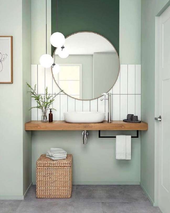 4. Espelho redondo e bancada de madeira para decoração de banheiro verde menta e verde escuro – Foto: Portobello