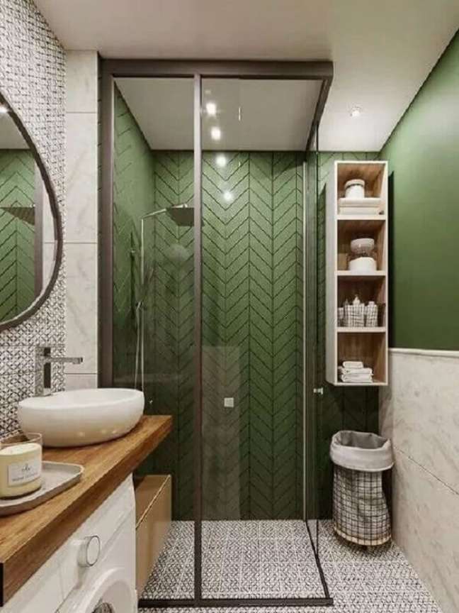40. Decoração de banheiro verde pequeno com nichos brancos e bancada de madeira – Foto: LIV Decora
