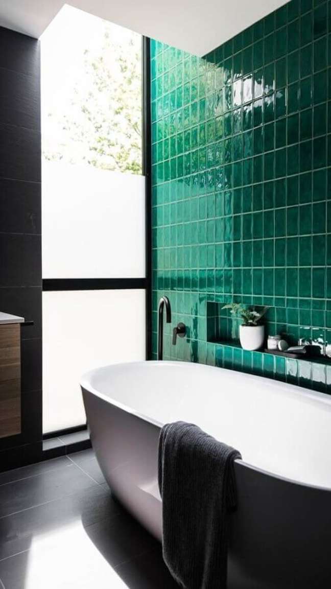 7. Decoração com banheira de imersão e revestimento de banheiro verde esmeralda – Foto: Casa de Valentina
