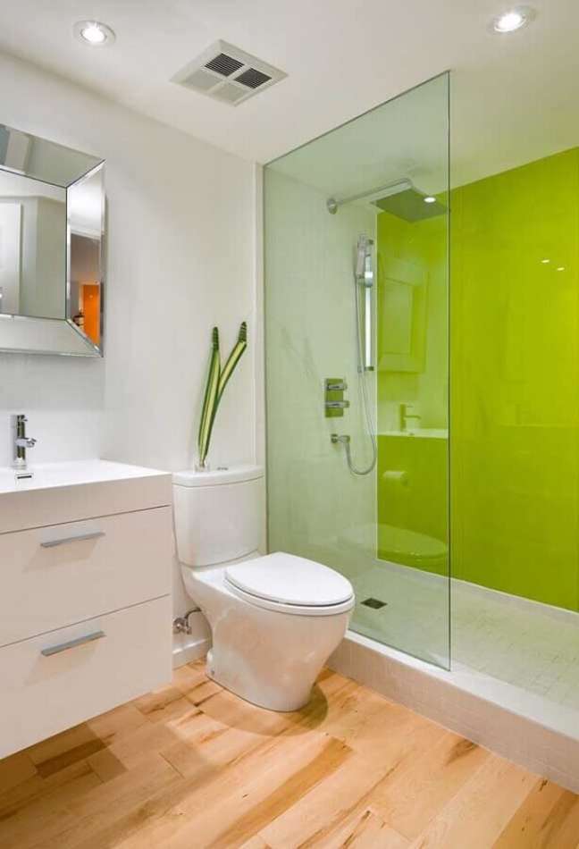 6. Decoração com piso de madeira e box de banheiro verde limão – Foto: Decor Fácil