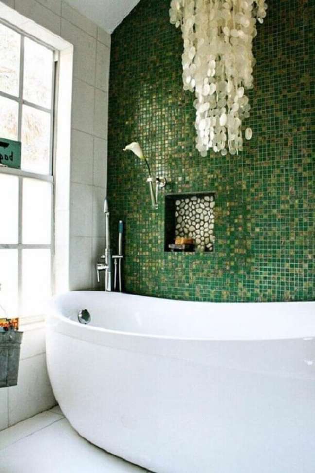 55. Pastilha para banheiro verde decorado com banheira de imersão – Foto: ArchZine