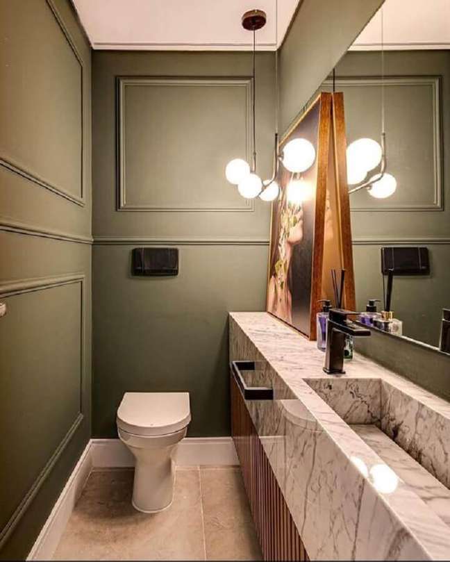 10. O boiserie e a bancada de mármore garantem um toque sofisticado ao banheiro verde pequeno – Foto: Homify