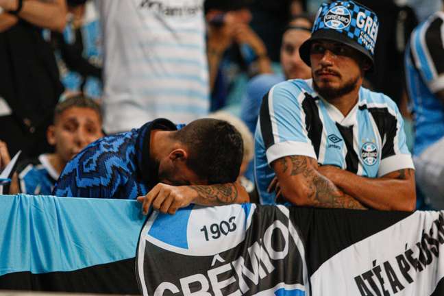 Torcedores do Grêmio sofrem com o terceiro rebaixamento do clube