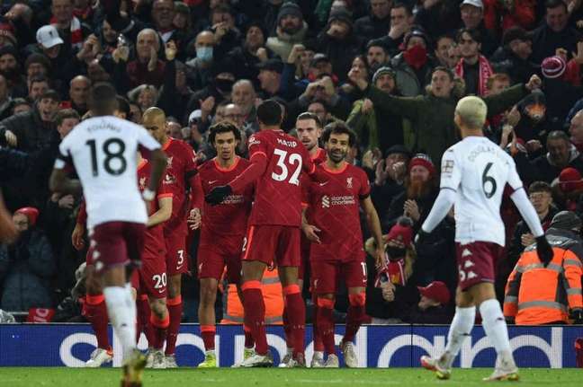 Com 37 pontos, Liverpool está a apenas um do líder Manchester City (Foto: OLI SCARFF / AFP)