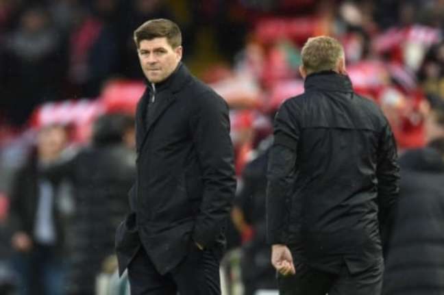 Gerrard foi muito aplaudido por torcedores do Liverpool (Foto: OLI SCARFF / AFP)