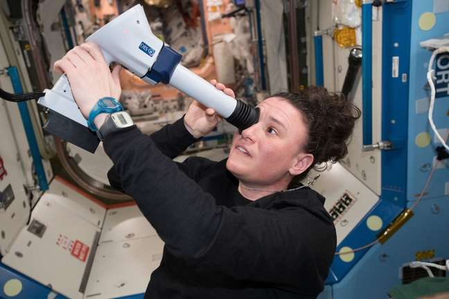 Astronaut Serena Onion Chancellor überprüft ihre Augen mit einem Gerät namens Funduscope auf der Internationalen Raumstation ISS