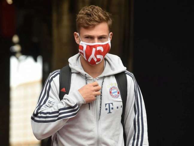 Joshua Kimmich chegou a ter o salário cortado pelo Bayern por não ter se vacinado (Foto: CHRISTOF STACHE / AFP)