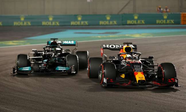 A ultrapassagem final de Verstappen sobre Hamilton, na última volta