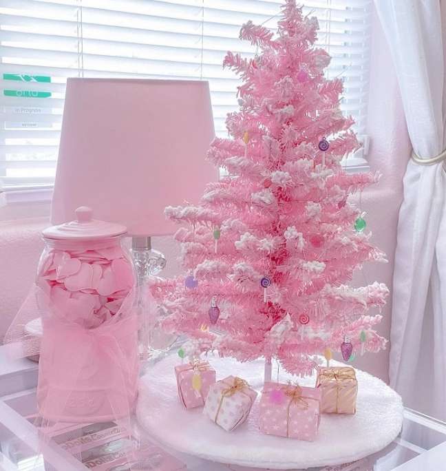 28. Árvore de natal rosa em tamanho pequeno – Foto Cyndis Pink Wonderland