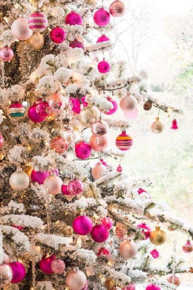 4. Decoração com arvore de natal rosa e branca – Foto Christmas Winter Blessing 