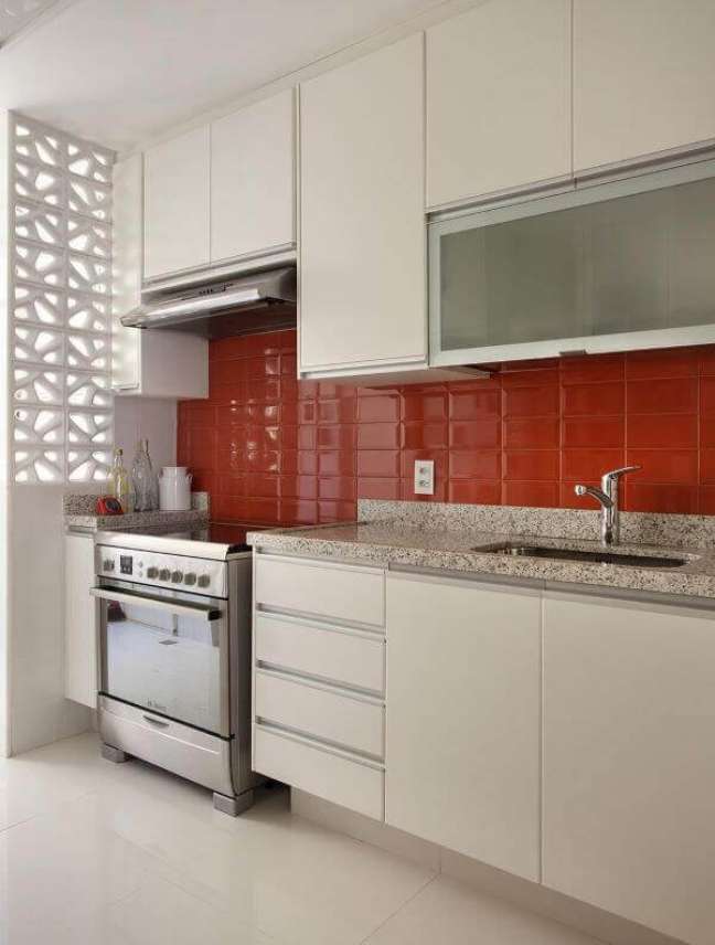48. Decoração moderna com armário de cozinha com pia e revestimento vermelho – Foto Artis Design Fabio Bouilet Rodrigo Jorge