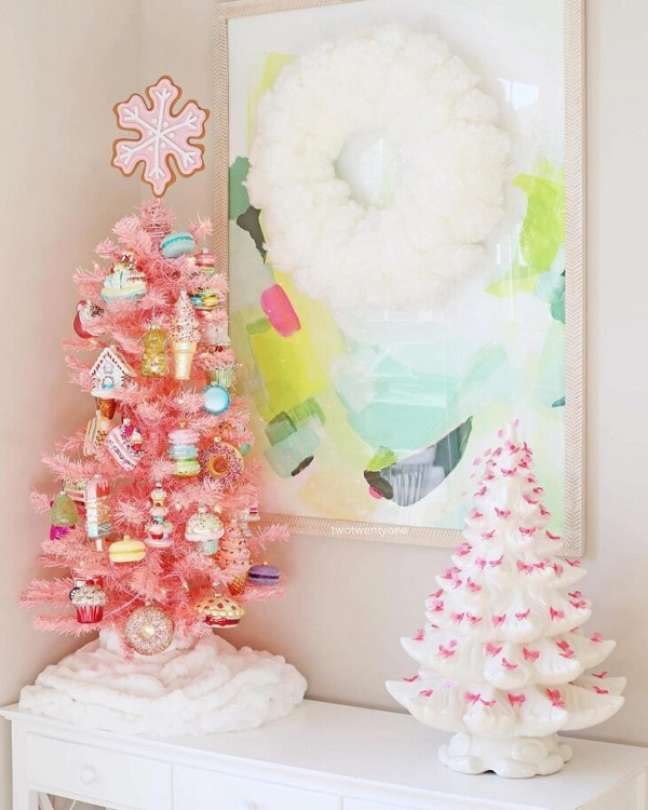 14. Árvore de natal rosa decorada com enfeites delicados – Foto Chelsea Two Twenty One