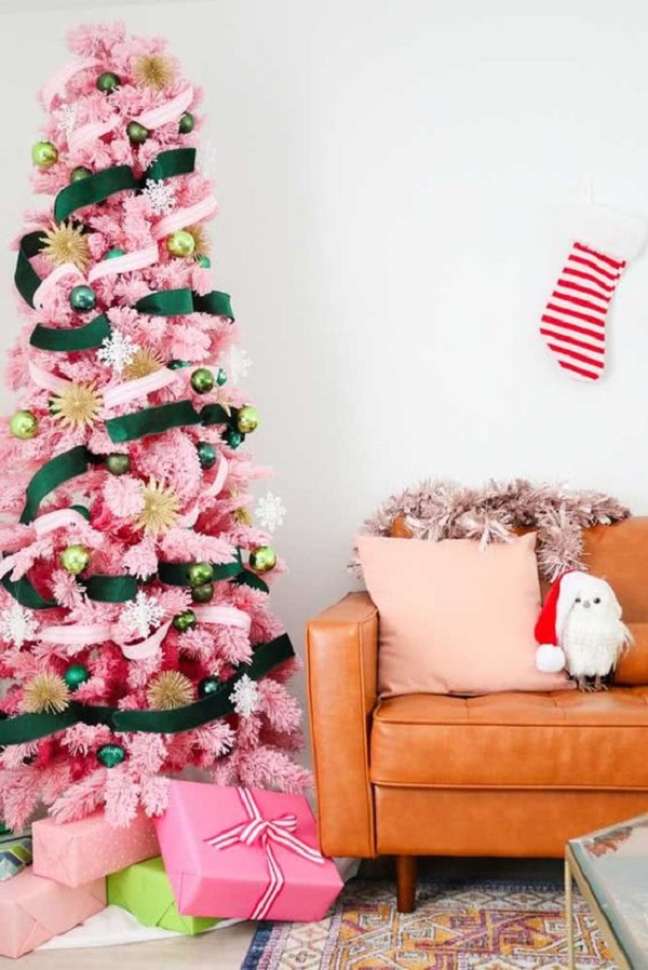 63. Sala moderna com árvore de natal rosa e sofá caramelo – Foto Decor Facil