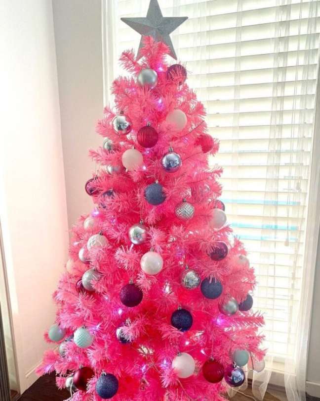 49. Decoração simples com árvore de natal rosa vibrante – Foto Anorina Morris