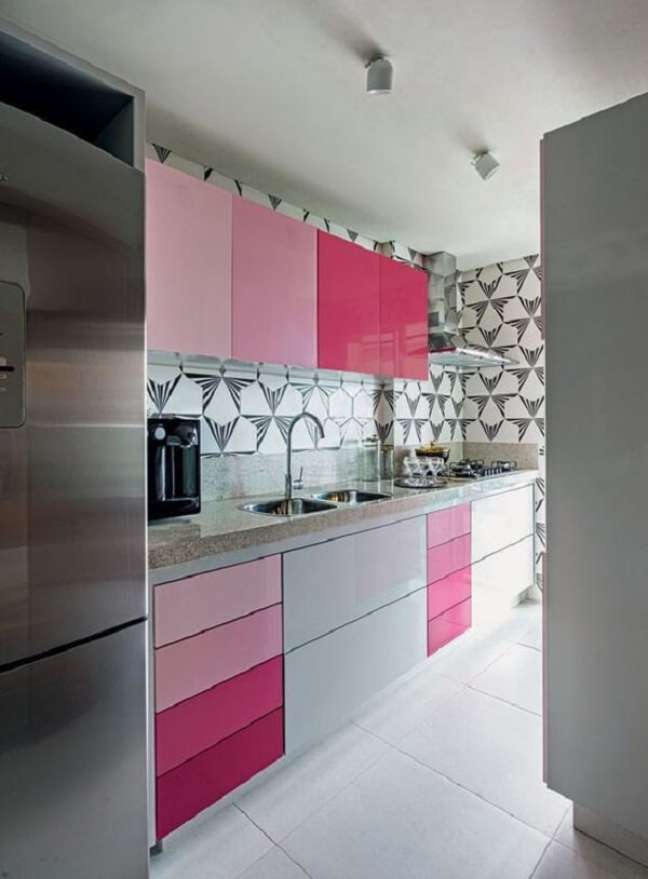 50. Decoração rosa e branca com armário de cozinha com pia moderno – Foto Arkpad