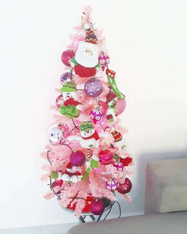 60. Sala de estar com árvore de natal rosa – Foto Thais Lima