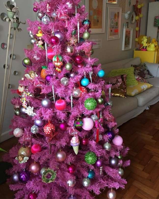 18. Árvore de natal rosa decorada com enfeites de doces e bolas coloridas – Foto Bebel Franco
