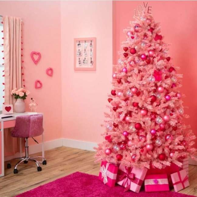 35. Casa romântica com árvore de natal rosa – Foto Jennifer Perkins