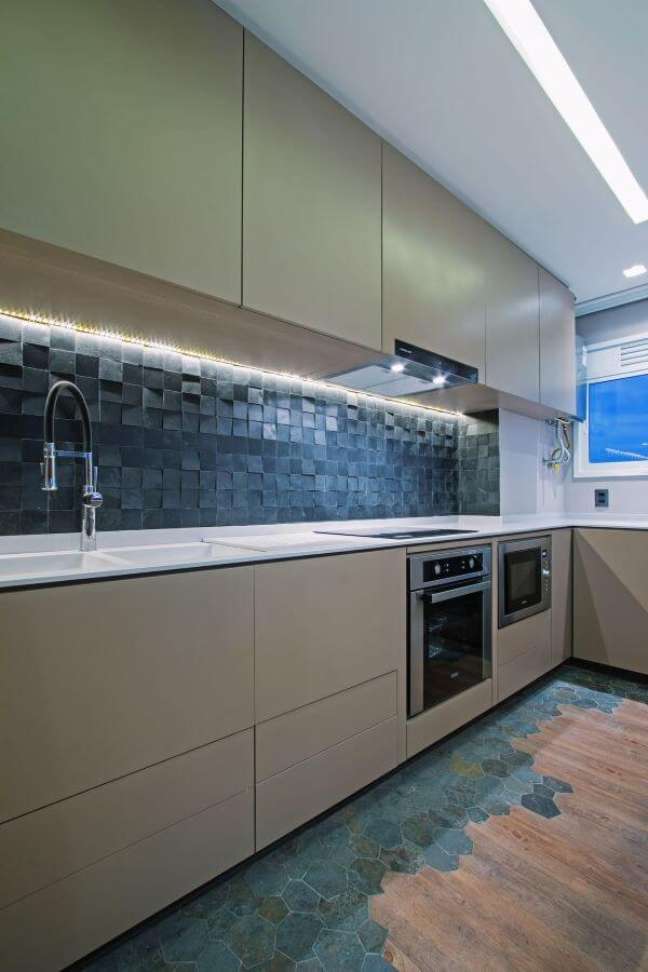57. Armário de cozinha com pia bege e revestimento moderno em 3d – Foto Studio Ipse