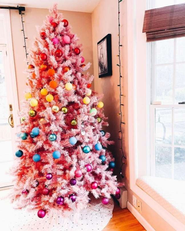 61. Sala de estar decorada com árvore de natal rosa e bolas de natal coloridas – Foto Traci Style e Design