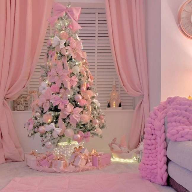 48. Decoração romântica e delicada com árvore de natal rosa – Foto Perfect Pink House Official