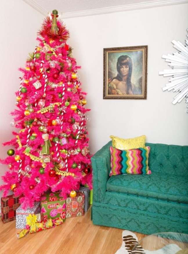 26. Árvore de natal rosa e verde para sala de estar retrô – Foto Fashion Bubbles