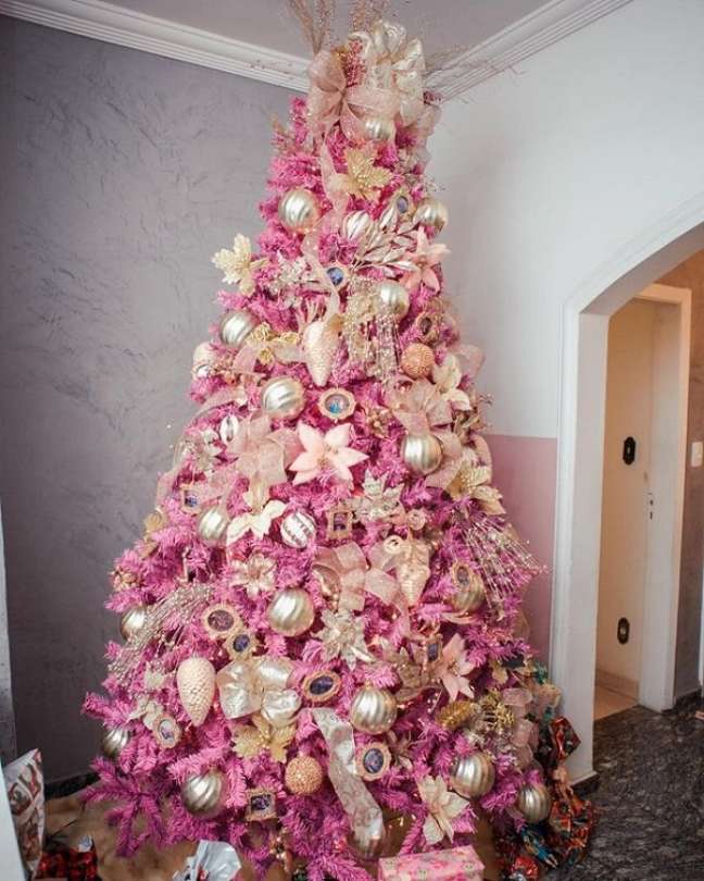 29. Árvore de natal rosa grande com decoração dourada – Foto A Fada Madrinha