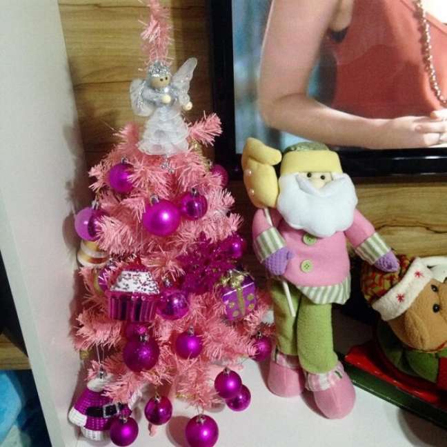 25. Árvore de natal rosa e pequena na decoração do painel para tv – Foto Danielly Fagundes