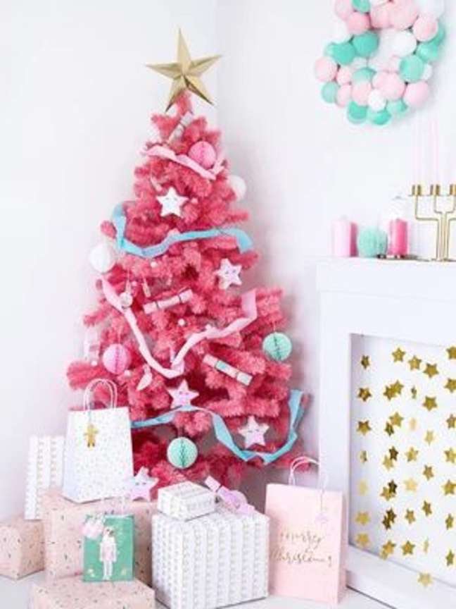 46. Decoração natalina com árvore de natal rosa e azul delicada -Foto The Party Darlin