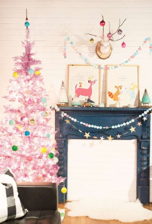 59. Sala de estar com árvore de natal rosa e bolas coloridas – Foto Lay Baby Lay