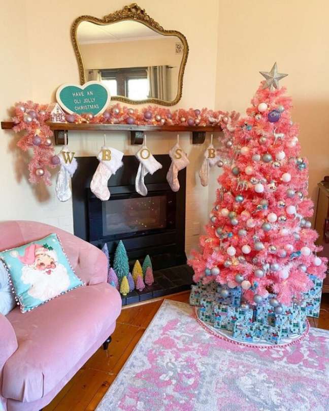 62. Sala de estar decorada com árvore de natal rosa e branca – Foto Bee Devine