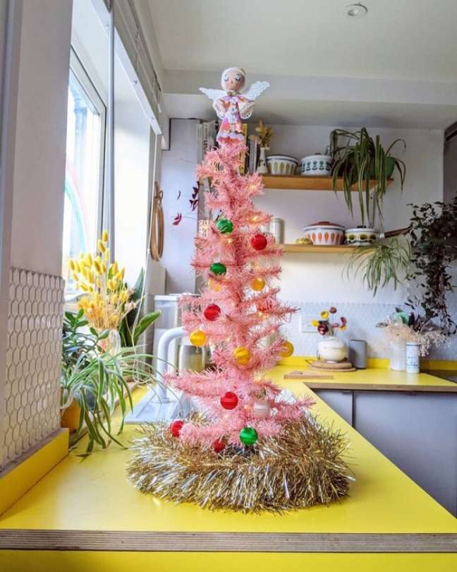 37. Cozinha decorada com árvore de natal rosa – Foto Sian