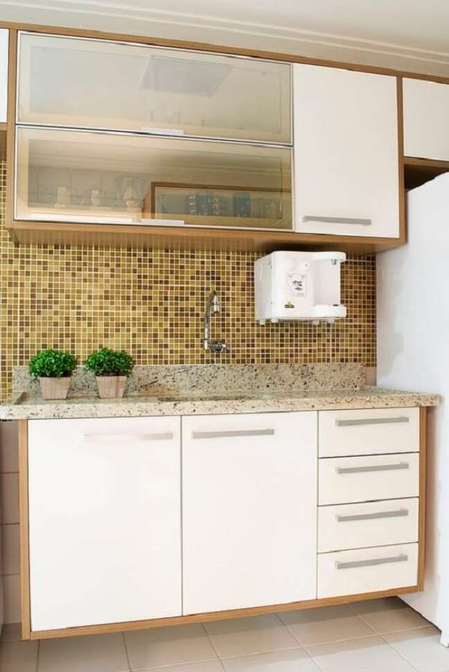 54. Granito para espaço pequeno e armário de cozinha com pia – Foto Dicas do novo Ape
