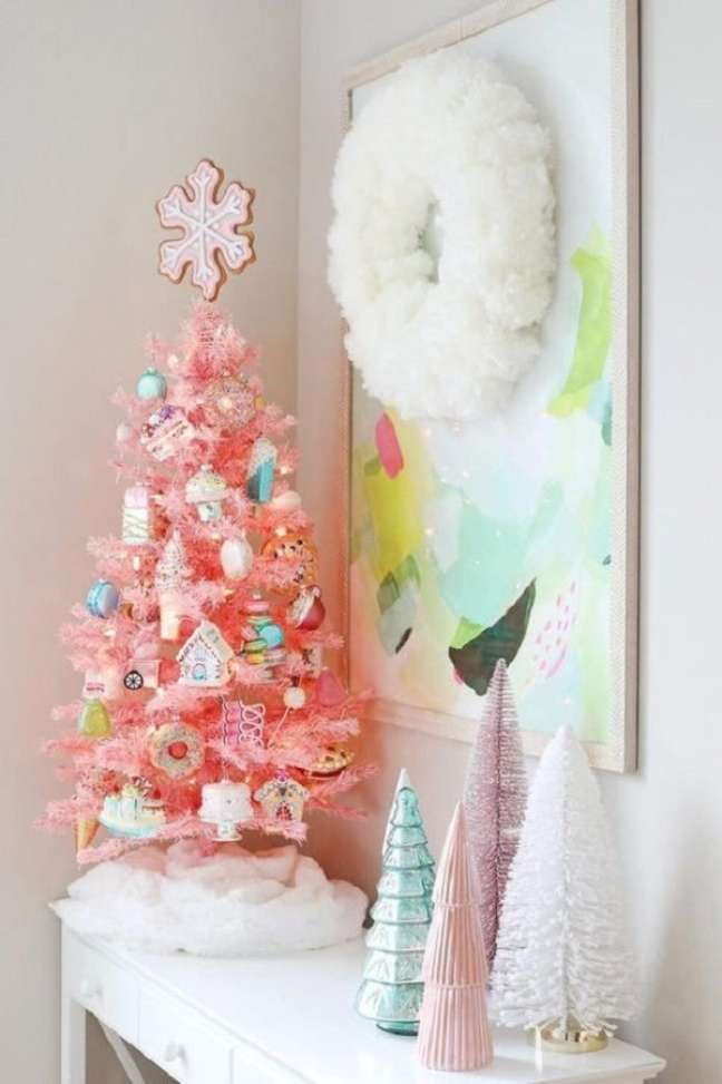 68. Aparador decorado com árvore de natal rosa – Foto Digs Digs