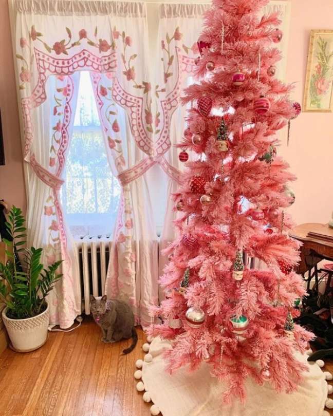 57. Sala com decoração romântica e árvore de natal rosa – Foto Henry Hattie eli e Elvira