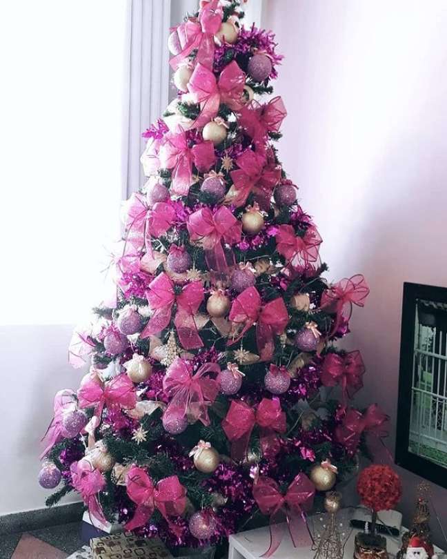 8. Árvore de natal decorada com laços cor de rosa – Foto Adriana Alencar