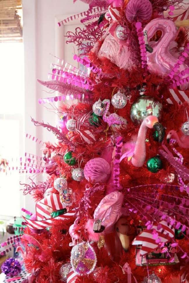 27. Árvore de natal rosa e vermelho de decoração de flamingo – Foto Aunt Peaches