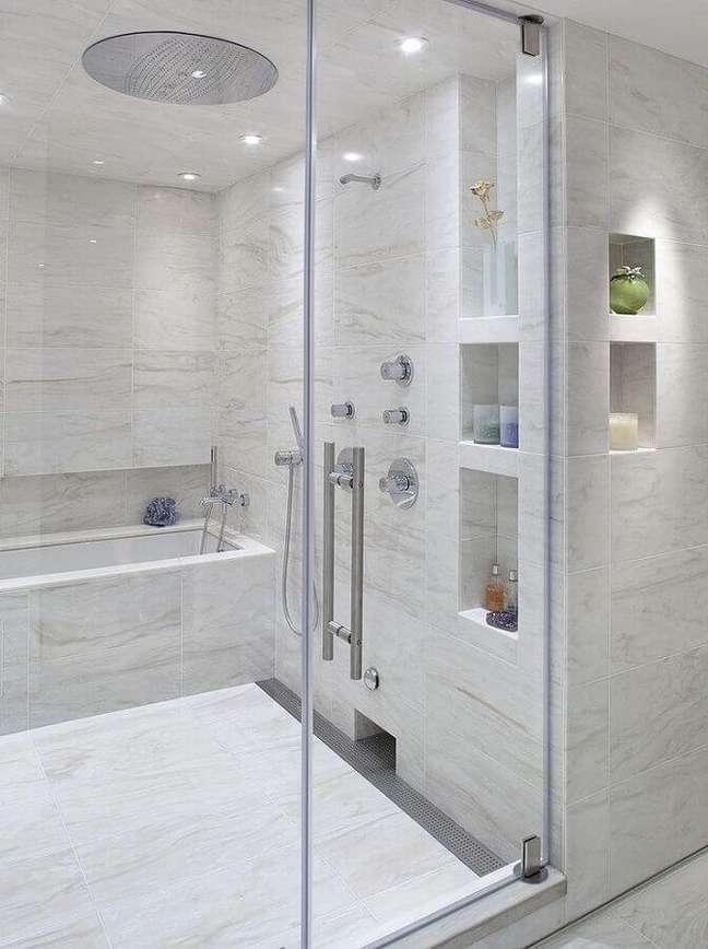 33. Decoração em cores claras para banheiro com nichos embutidos – Foto: Concept Contract Inc