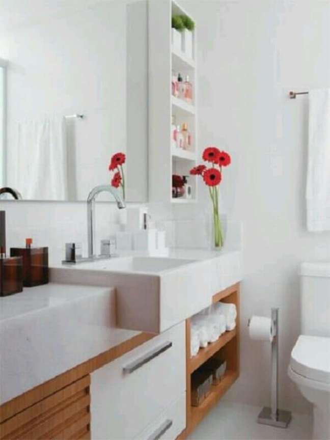 47. Gabinete de madeira planejado para decoração de banheiro com nicho – Foto: Fazer em Casa