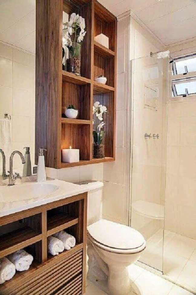 18. Cores neutras para banheiro decorado com nicho de madeira – Foto: Decor Fácil