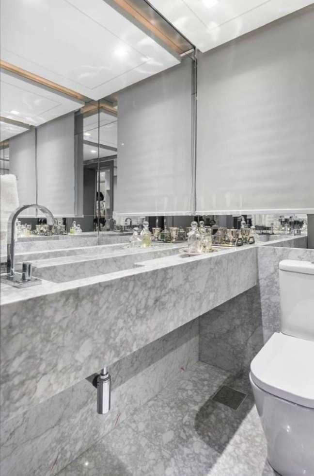 48. Cuba esculpida cinza no banheiro pequeno e moderno – Foto Home Fashion Trend