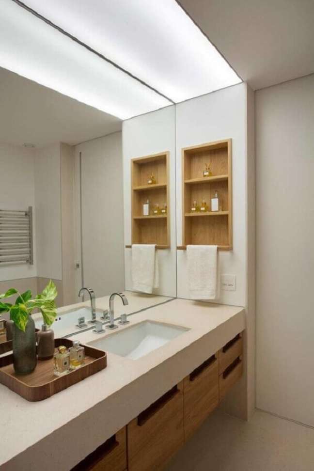 13. Banheiro decorado com nicho de madeira e cores claras – Foto: Escala Arquitetura