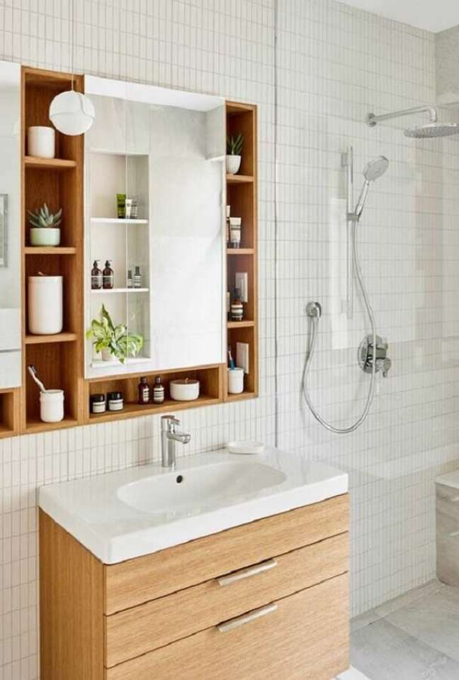 8. Decoração clean para banheiro com nicho de madeira pequeno e gabinete suspenso – Foto: Otimizi