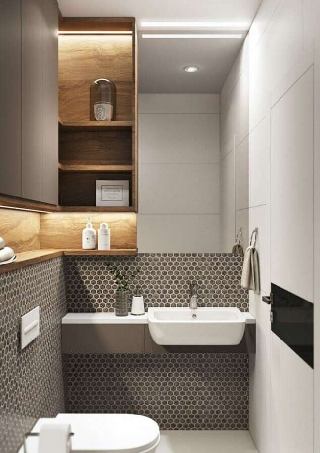 41. Decoração moderna para banheiro com nicho embutido de madeira e pastilha hexagonal – Foto: Futurist Architecture