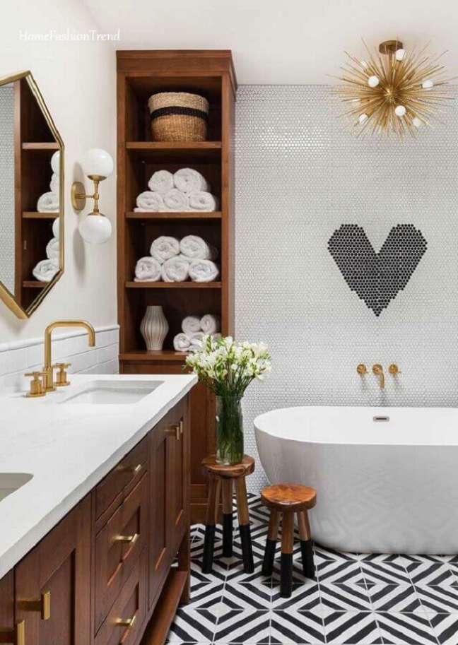 1. Banheiro de imersão para banheiro decorado com nicho de madeira – Foto: Home Fashion Trend