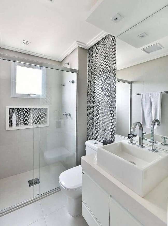 53. Pastilha preto e branco para decoração de banheiro com nicho no box – Foto: Home Fashion Trend